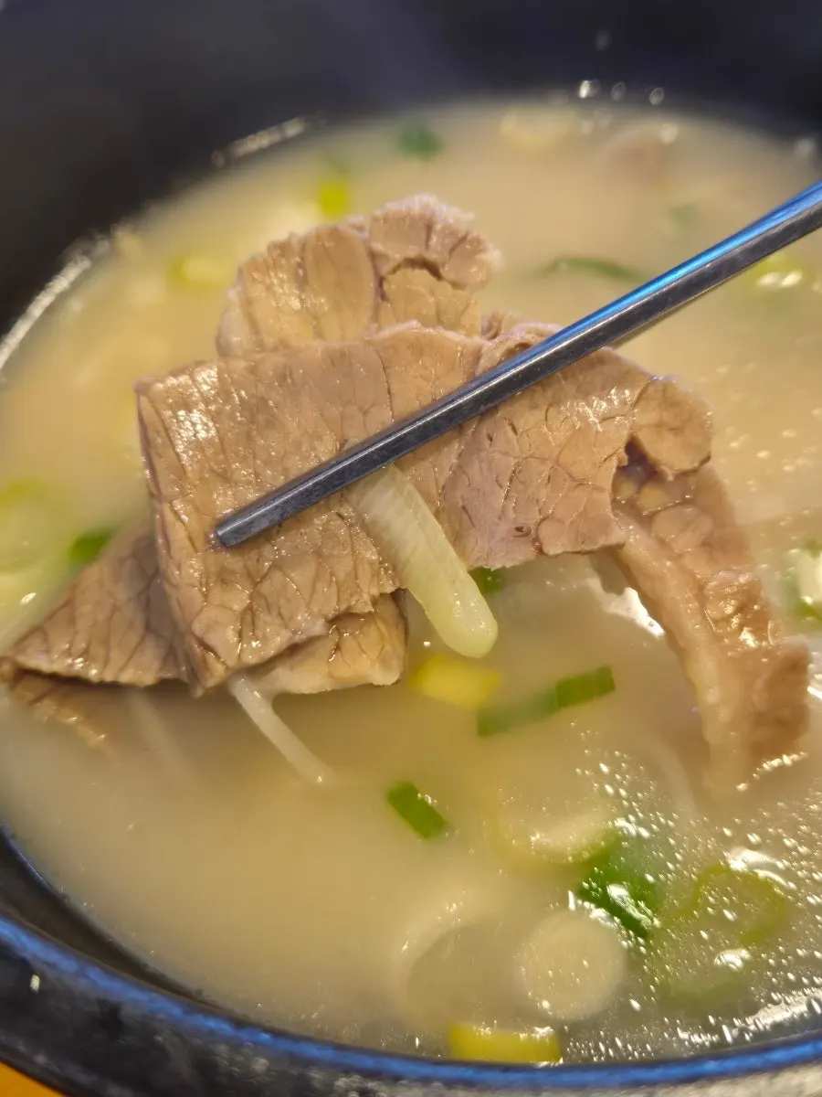 뽀얀 설농탕 육수