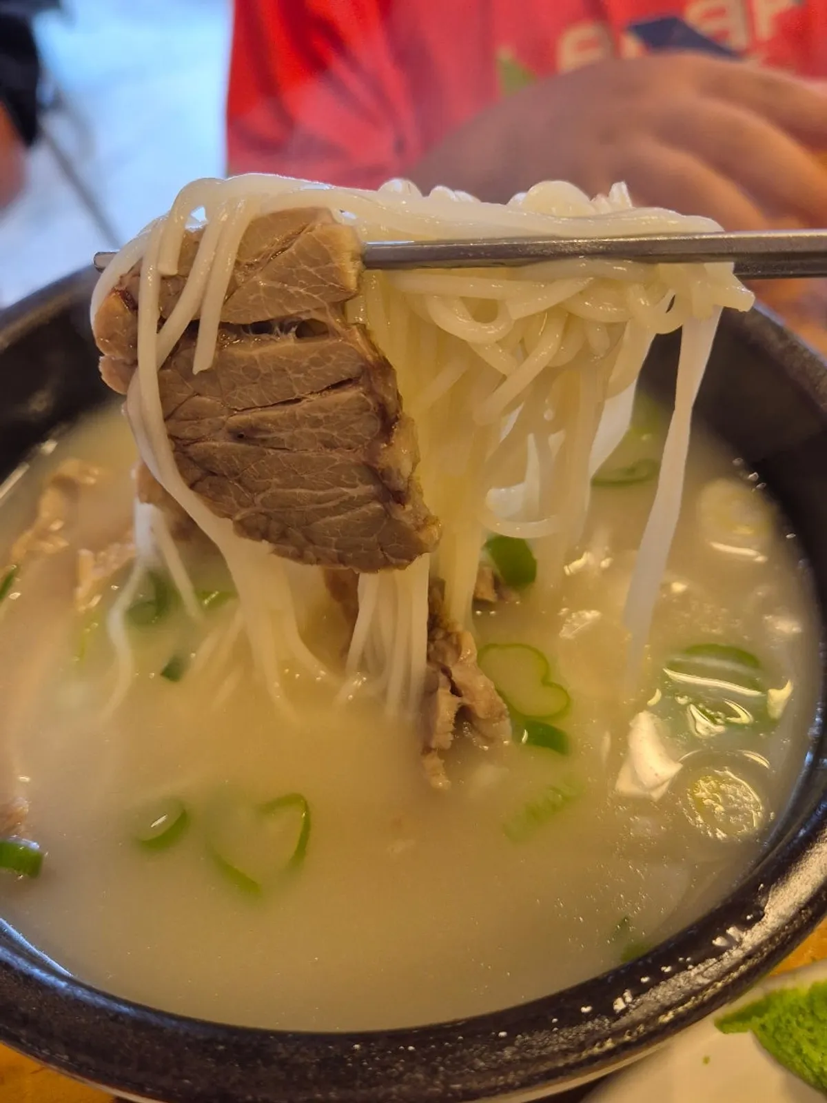 면사리를 건져 올린 특설농탕