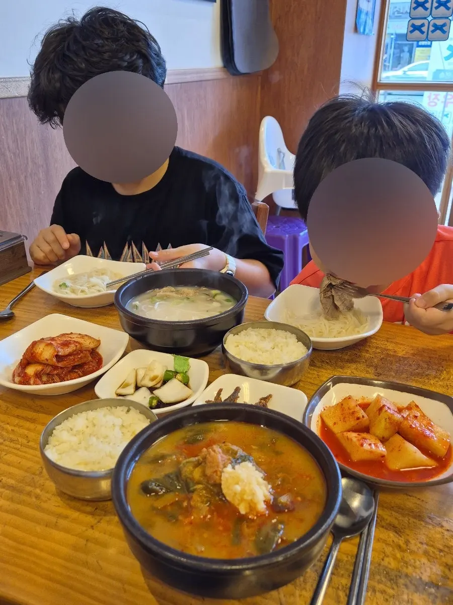 설농탕에 밥을 말아 먹는 모습