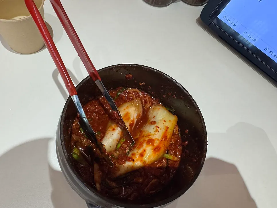 테이블에 놓인 김치 그릇