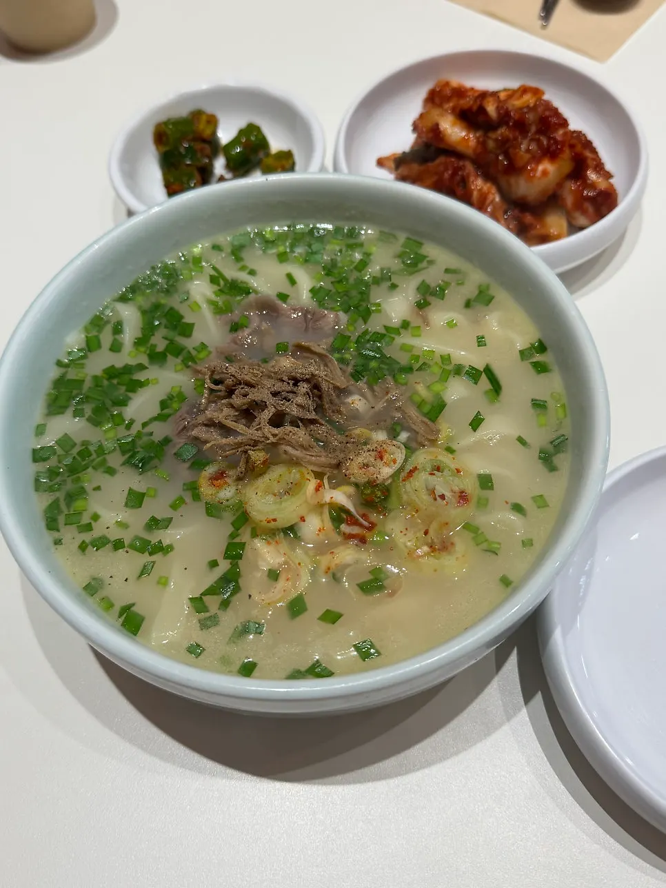 상차림된 칼국수 두 그릇