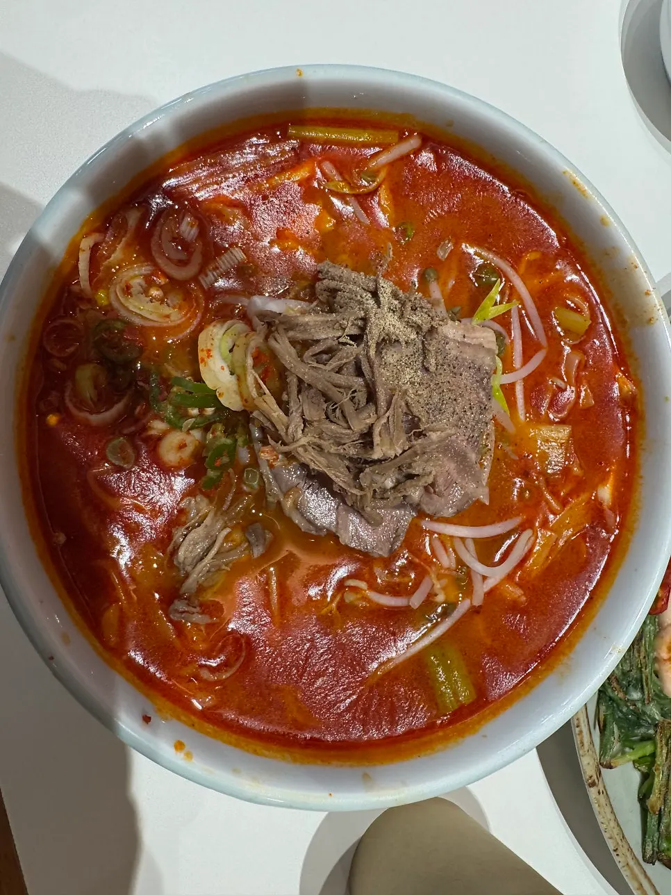 한우사골칼국수 속 넉넉한 고기