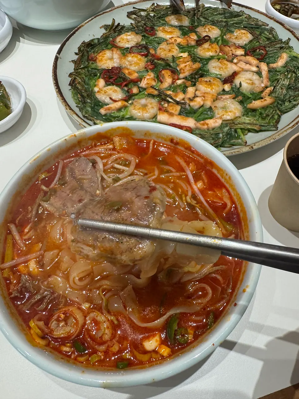 칼칼한 국물의 육개장칼국수
