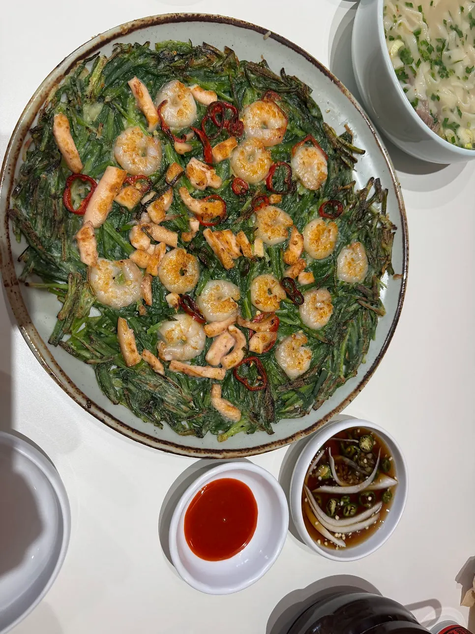 육개장칼국수 면을 들어올린 모습