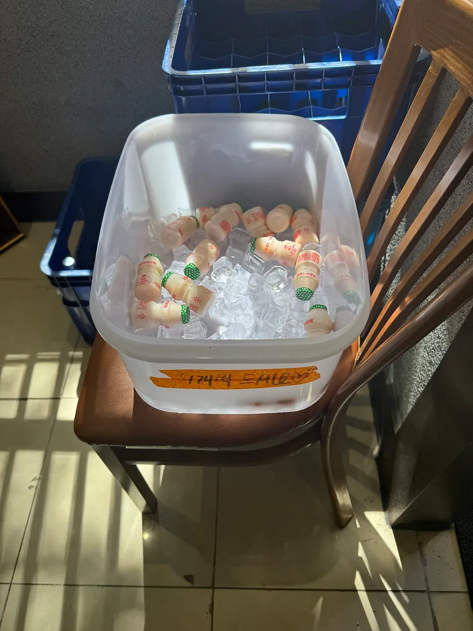 동곡제면 문 앞에 놓인 요구르트