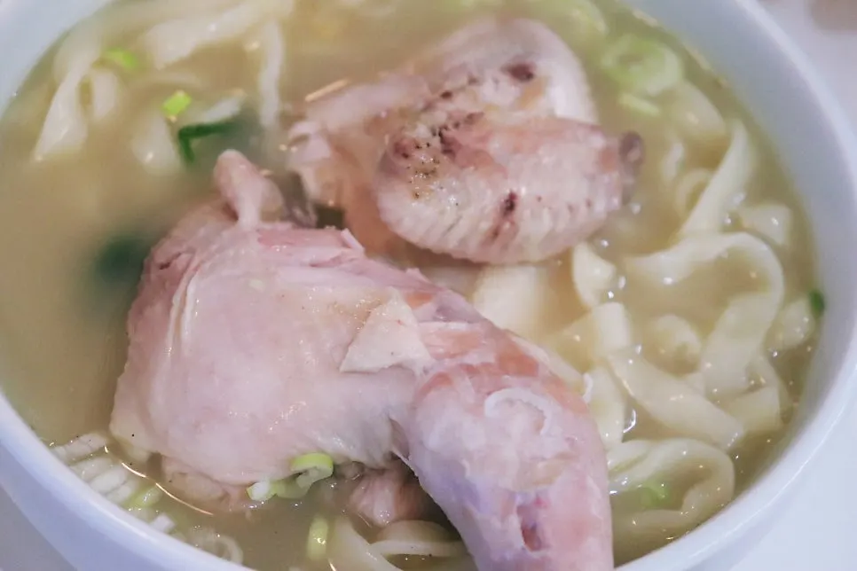 뽀얀 국물의 초농축닭칼국수