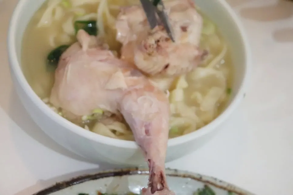 닭고기를 추가한 닭칼국수