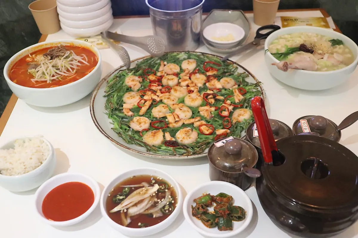 칼국수와 해물부추전 세트 상차림