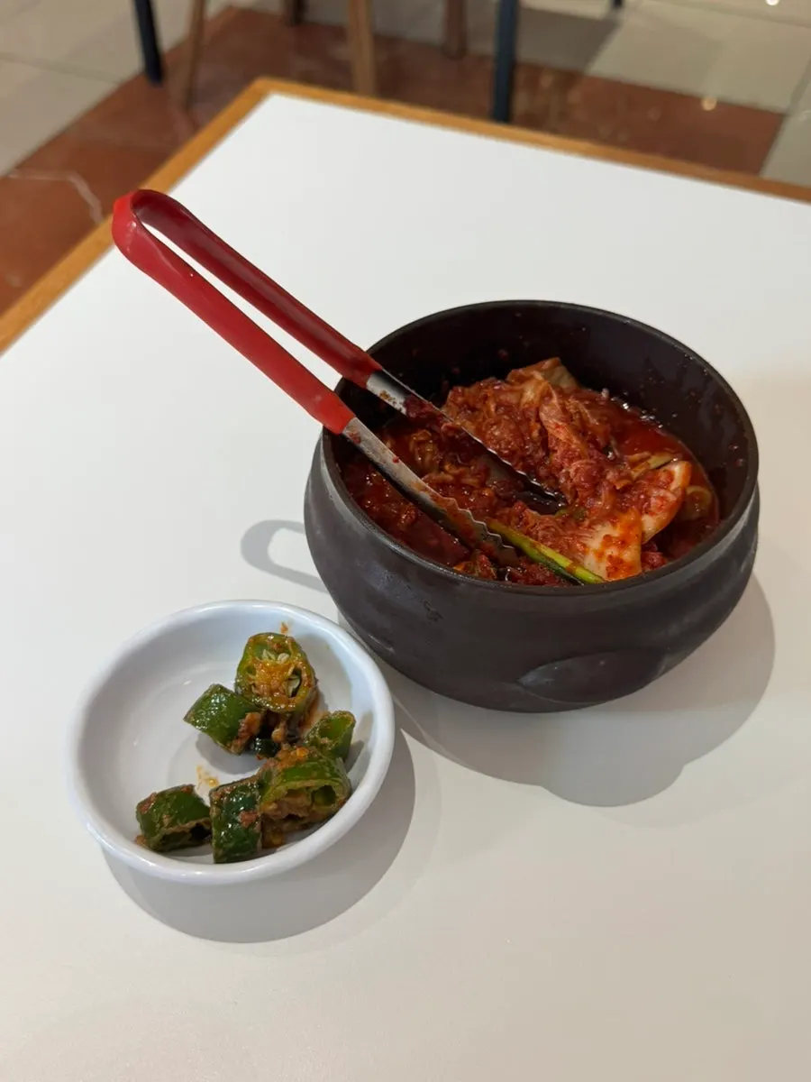 주문한 칼국수와 수육이 놓인 테이블