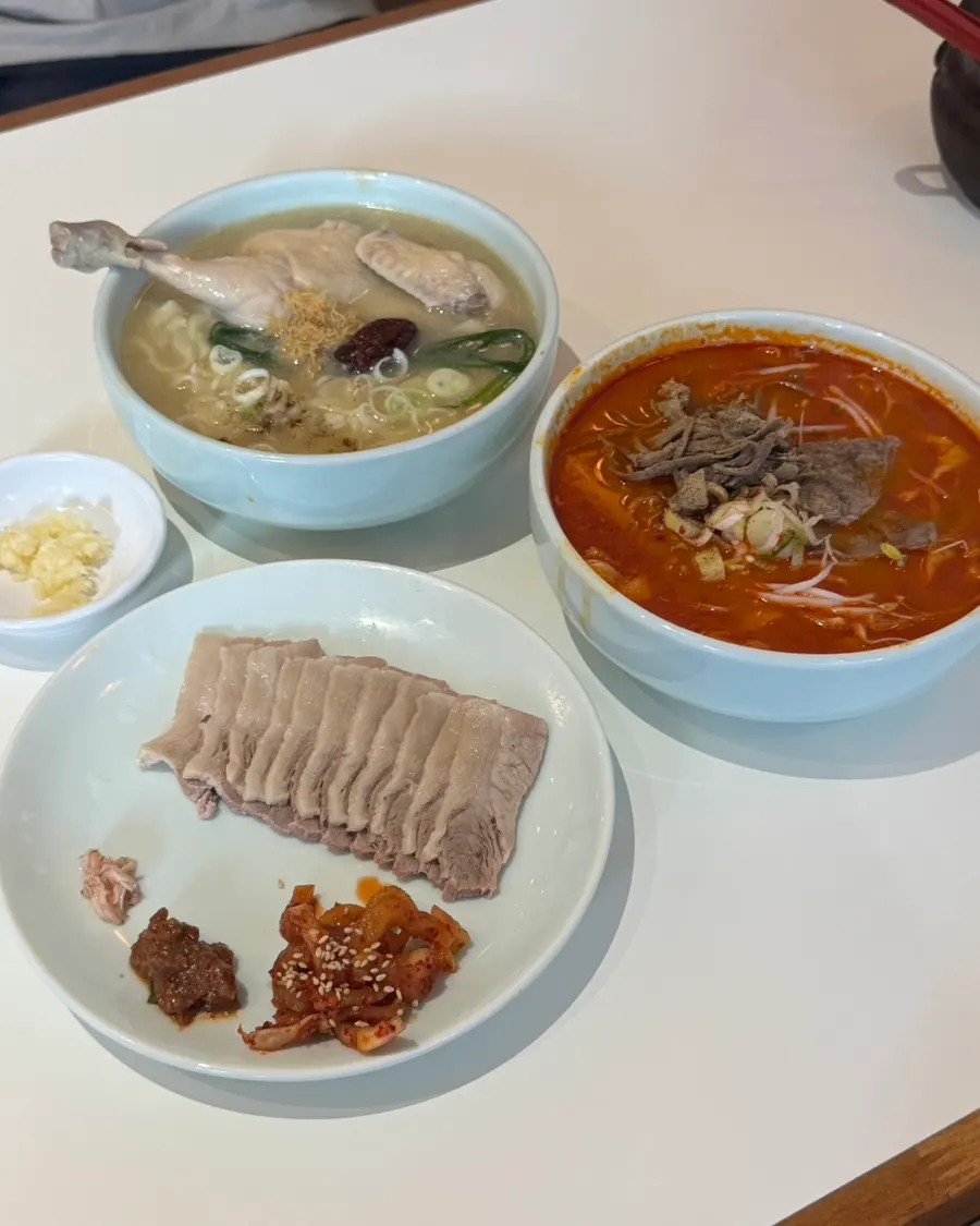 칼국수 두 그릇과 수육 반접시 한상