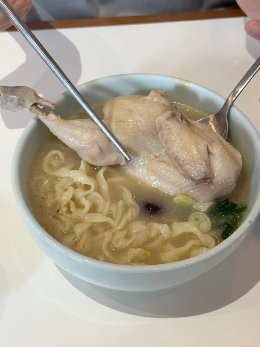 닭 반 마리가 들어간 초농축삼계칼국수