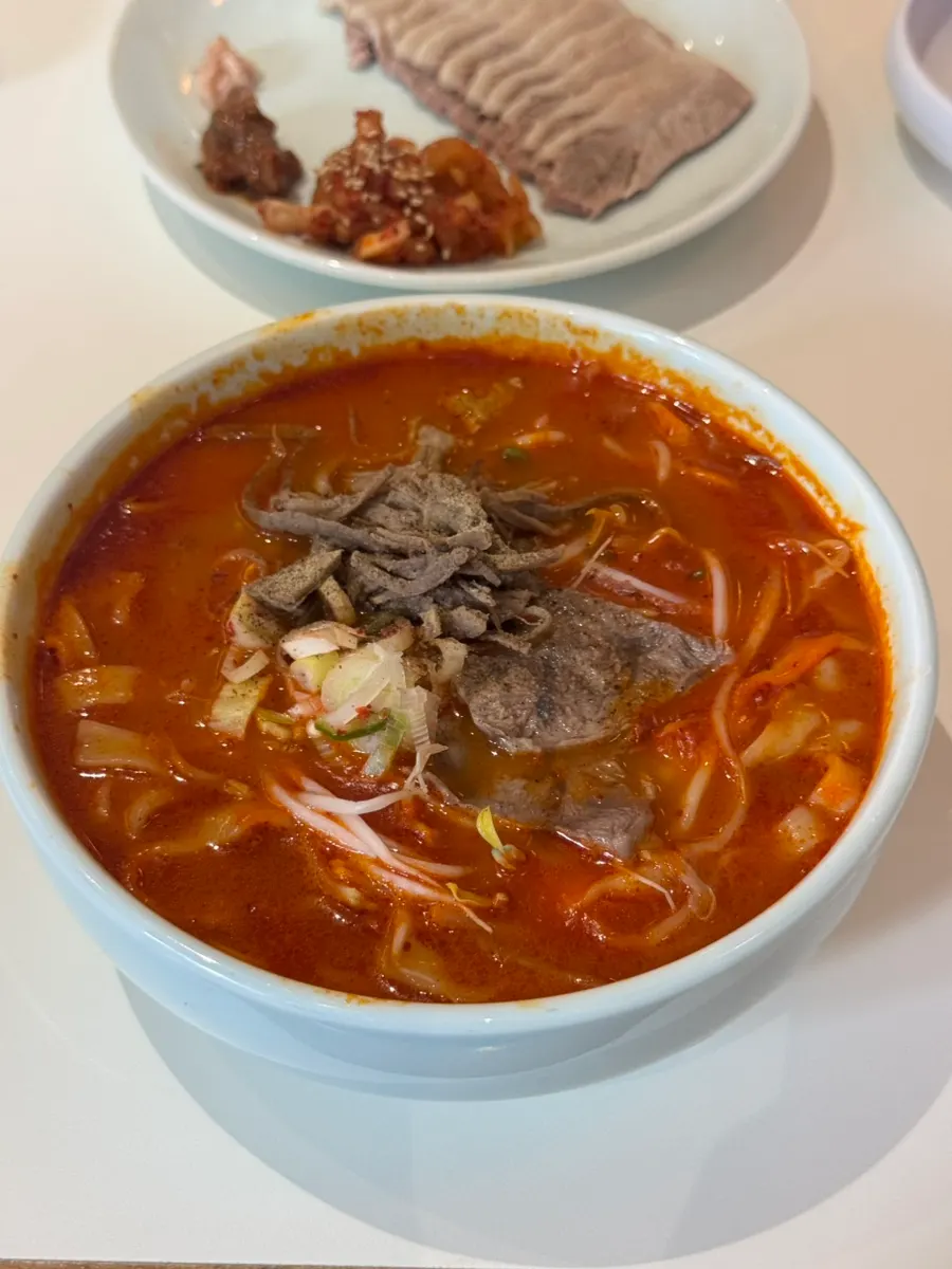 더 맵게 주문한 육개장칼국수