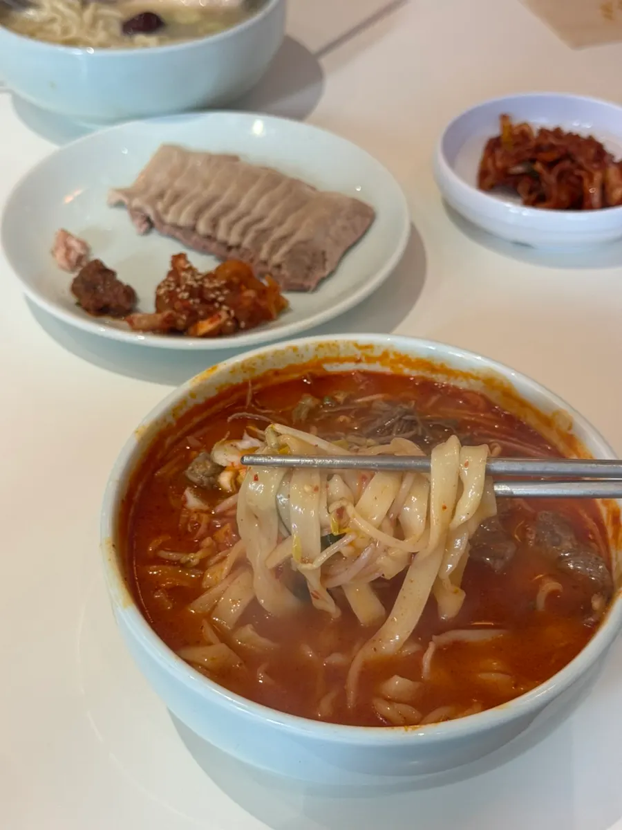 두꺼운 기본 면을 건져 올린 육개장칼국수