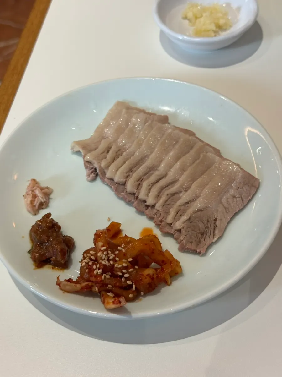 접시에 담긴 가브리엘 수육 반접시