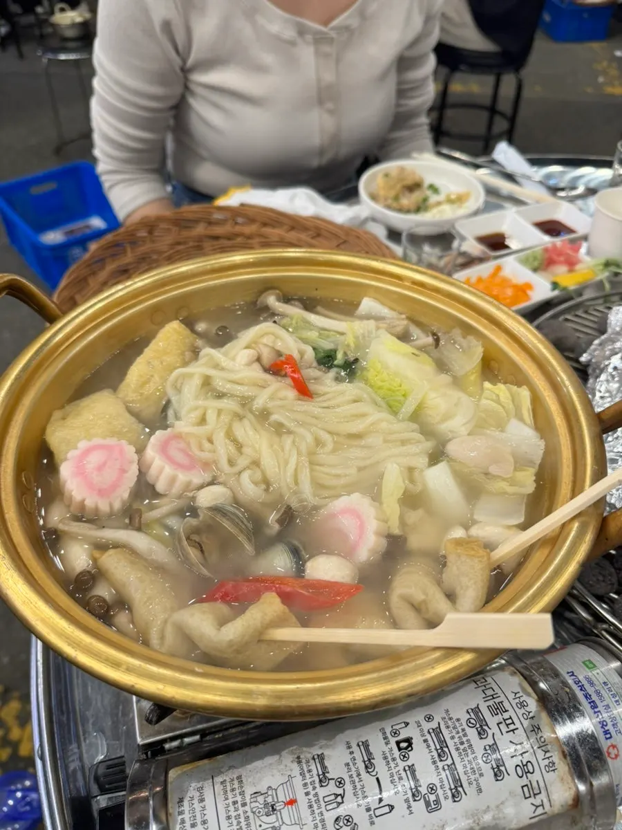칼국수가 든 조개 어묵탕