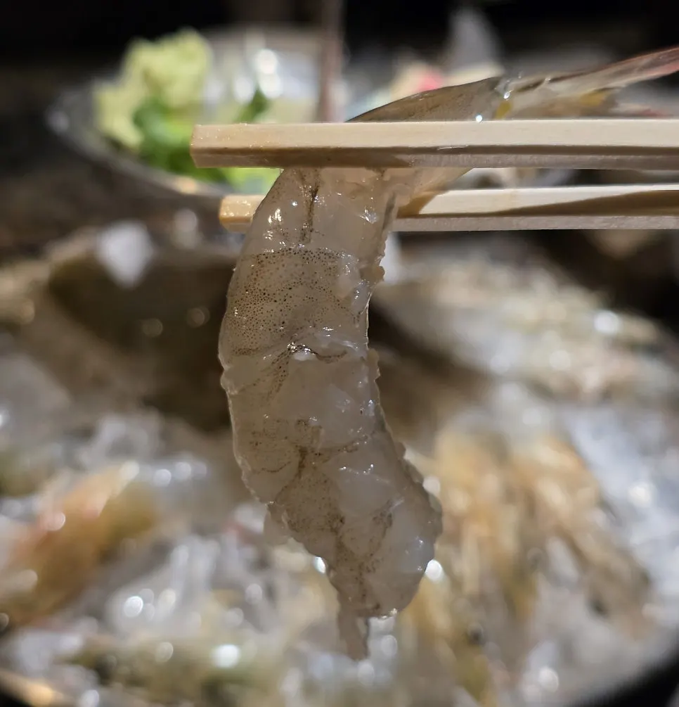 머리를 자른 통통한 생새우