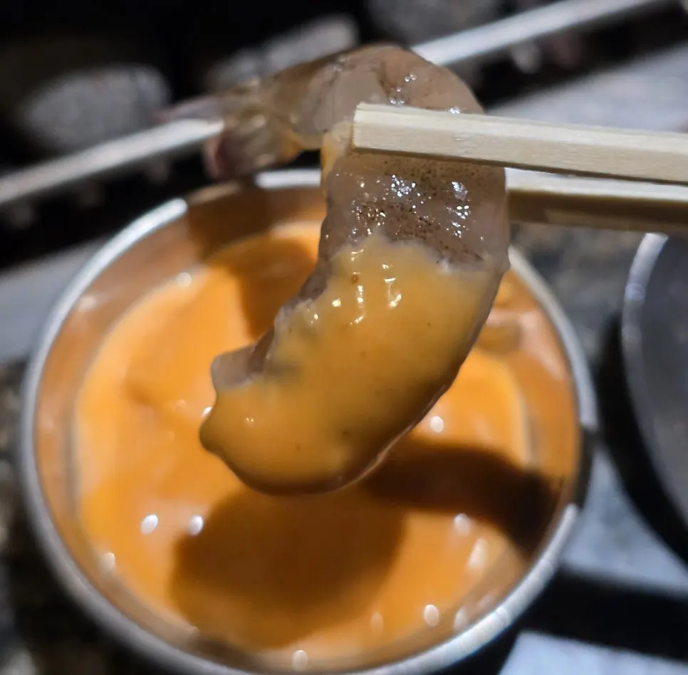 불닭마요 소스에 찍은 생새우살