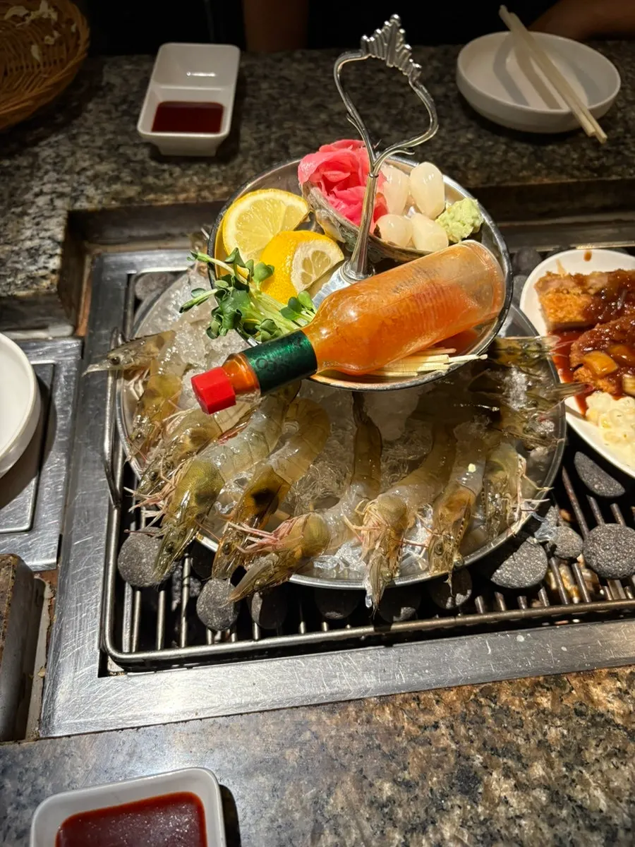 Seasonal raw shrimp served on ice