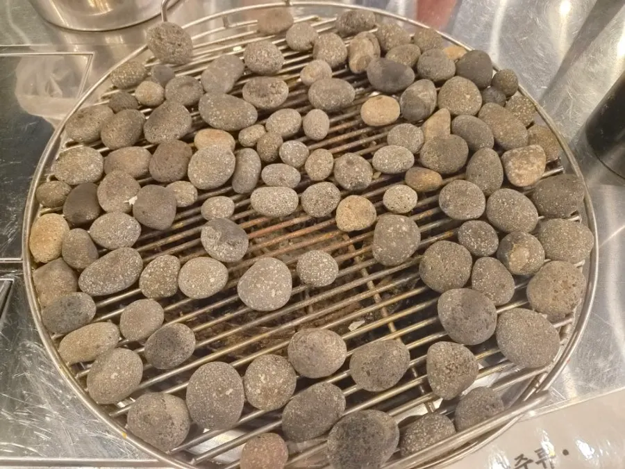 노상 테이블에 놓인 돌멩이 불판