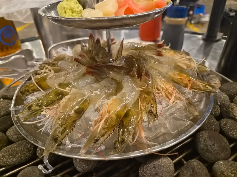 얼음 깔린 2단 접시의 생새우회