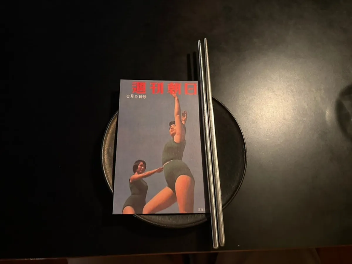 그릇과 수저가 준비된 테이블