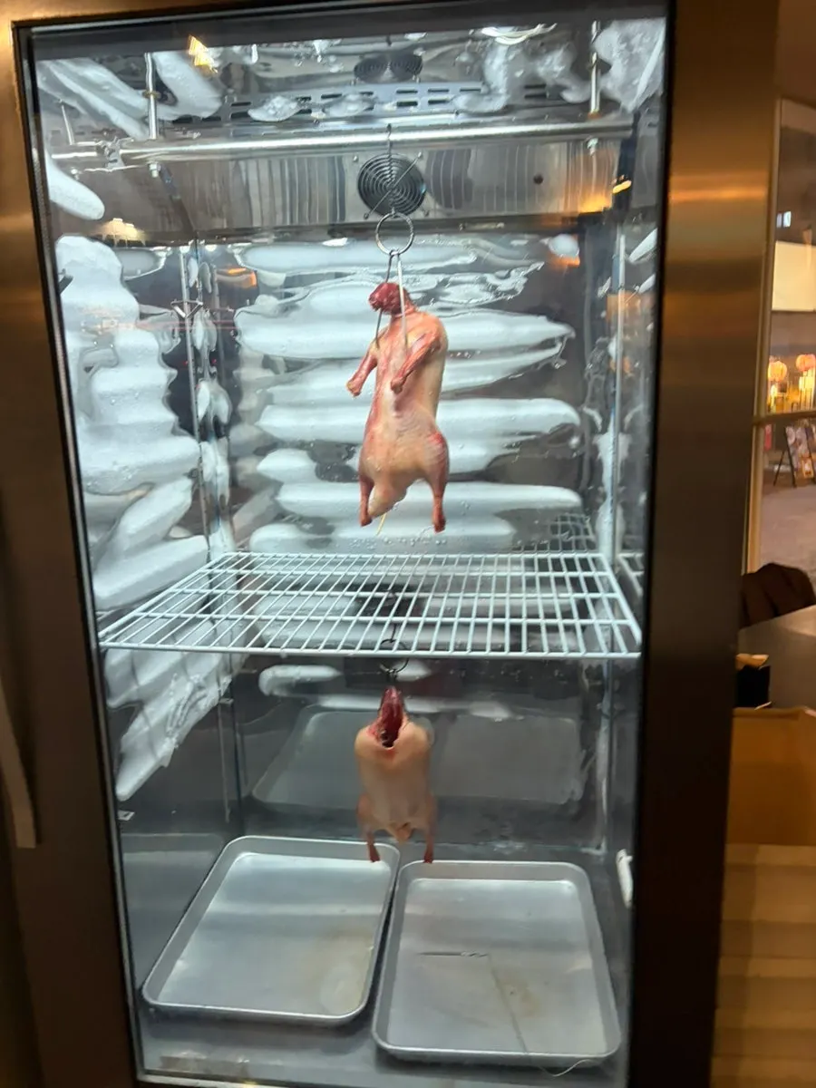 매장에서 건조 중인 오리