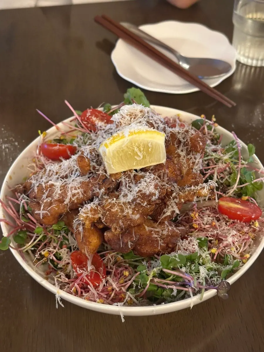 Kai phrai served together with a vegetable salad