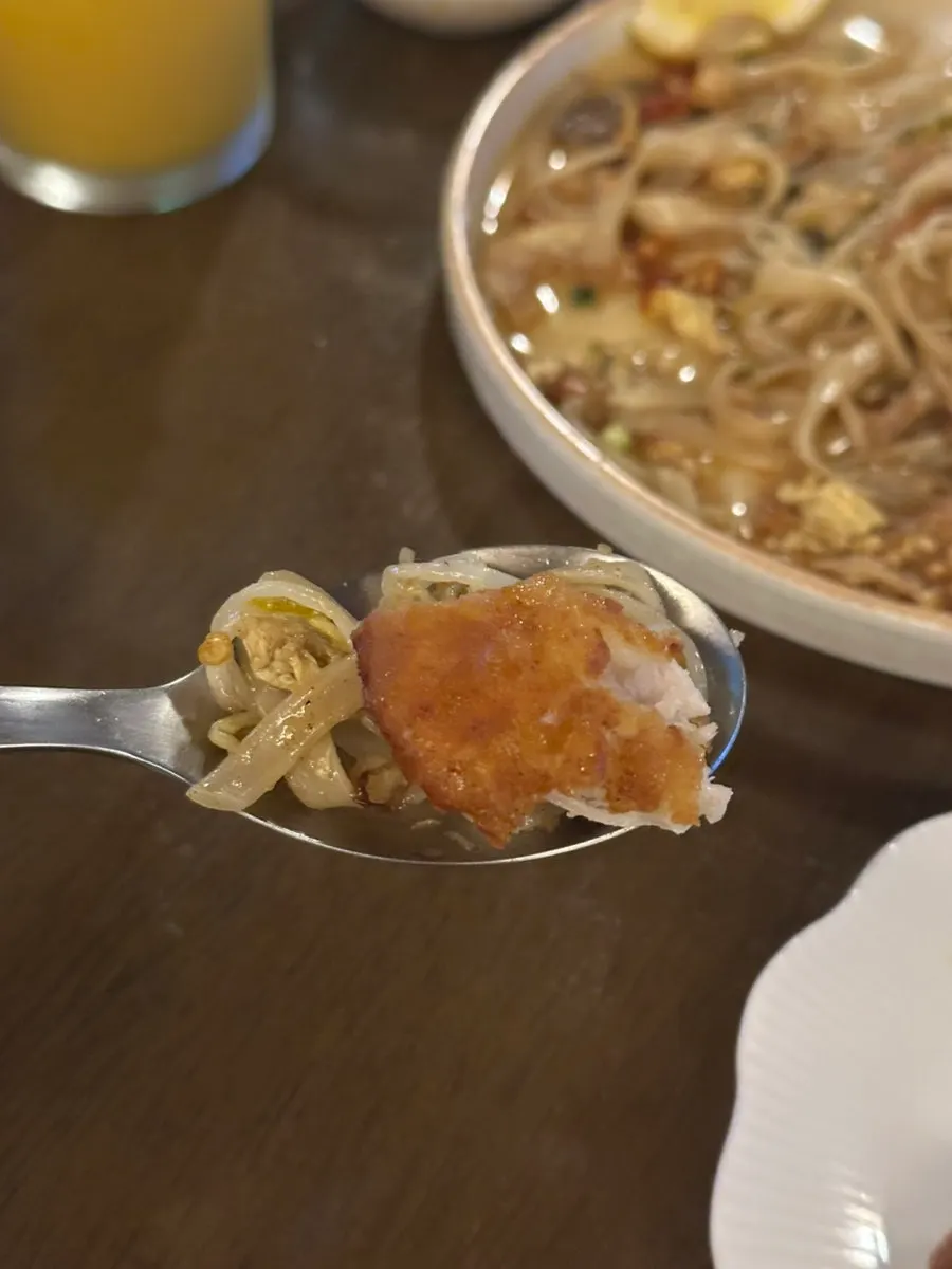 Picking up a piece of kai phrai together with onion