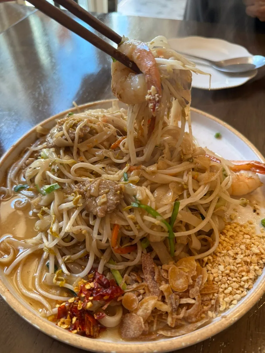 Close-up of pad thai served with lemon