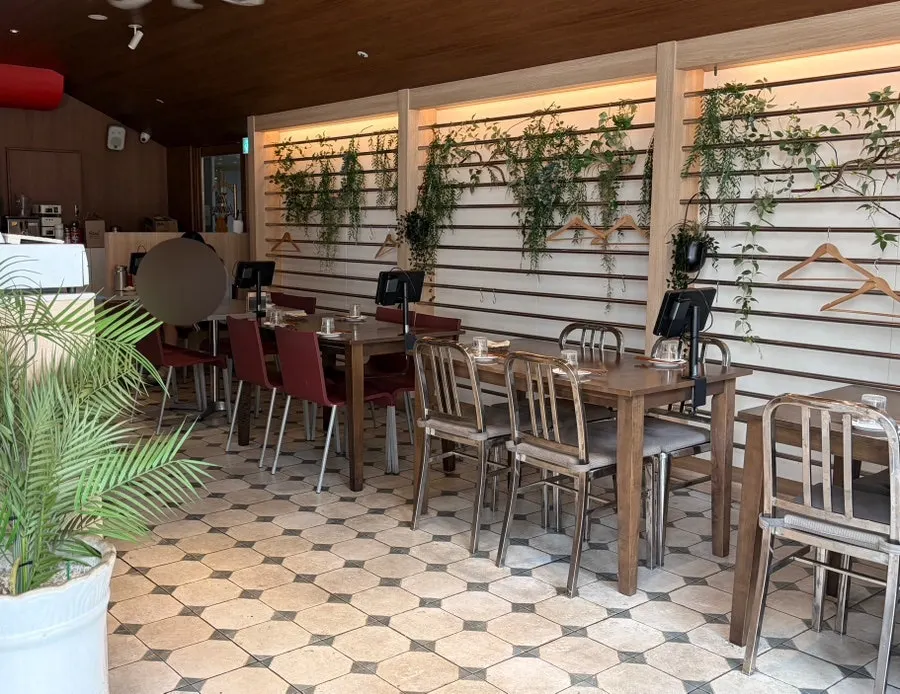 Thai Yami interior with 4-seat tables and bar table