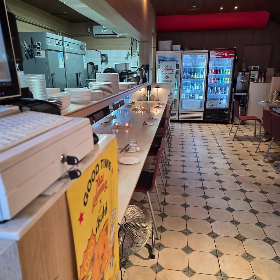 Thai Yami bar seats and open kitchen