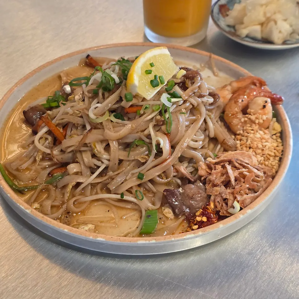 A plate of pad thai