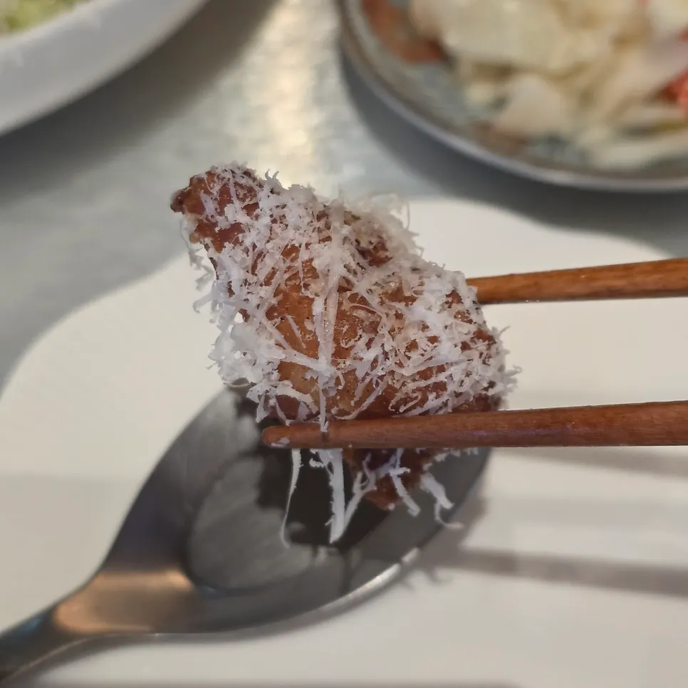 Kai phrai and pad thai served together