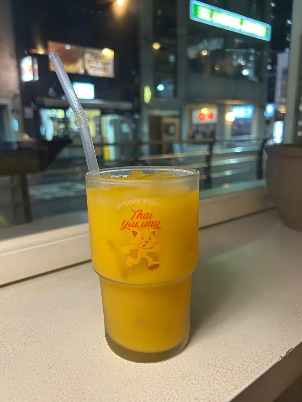 크래커 위에 올린 콘샐러드