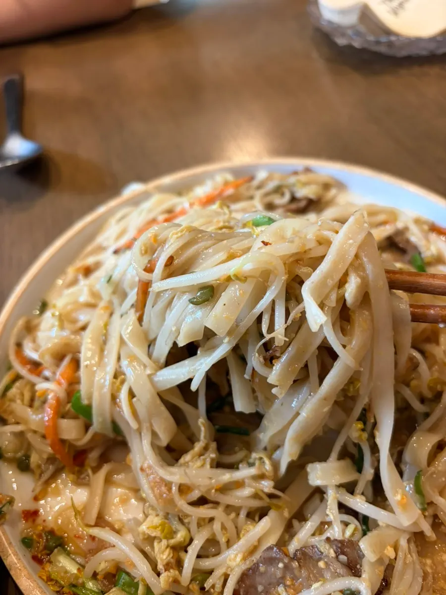 Pad thai with lemon and ground peanuts