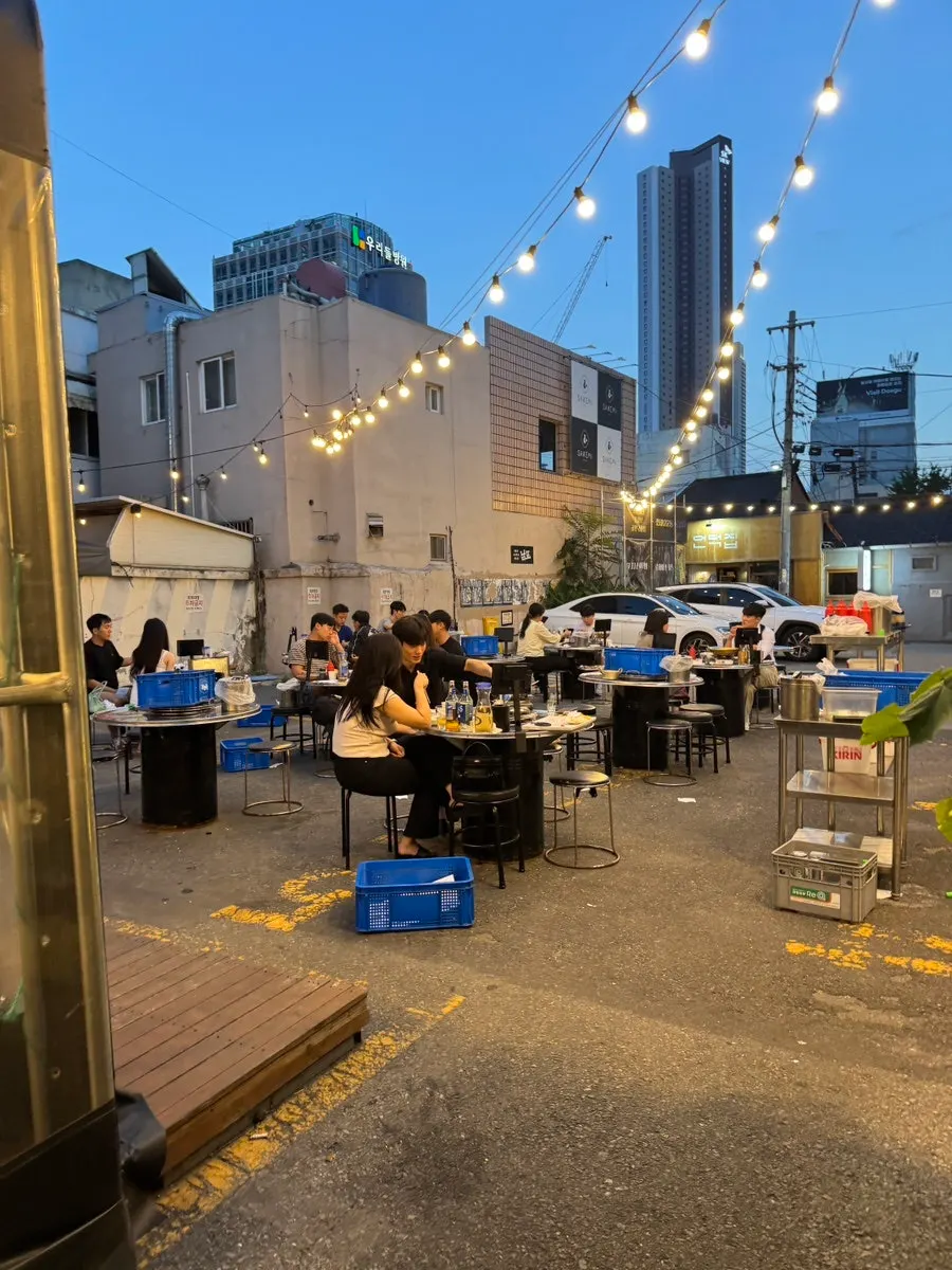 넉넉한 남포 야장 테이블 배치