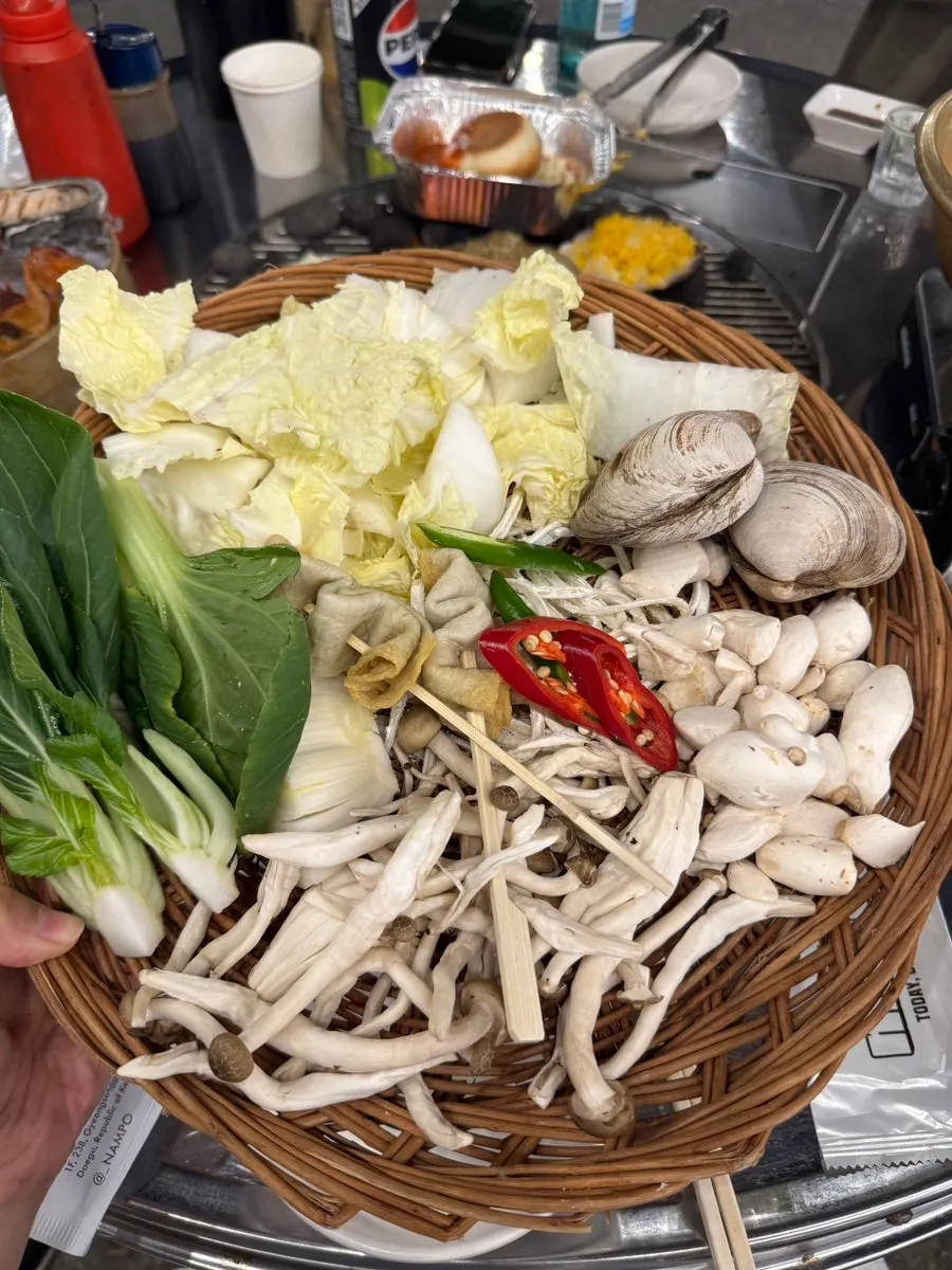 참기름장을 곁들인 전복과 멍게