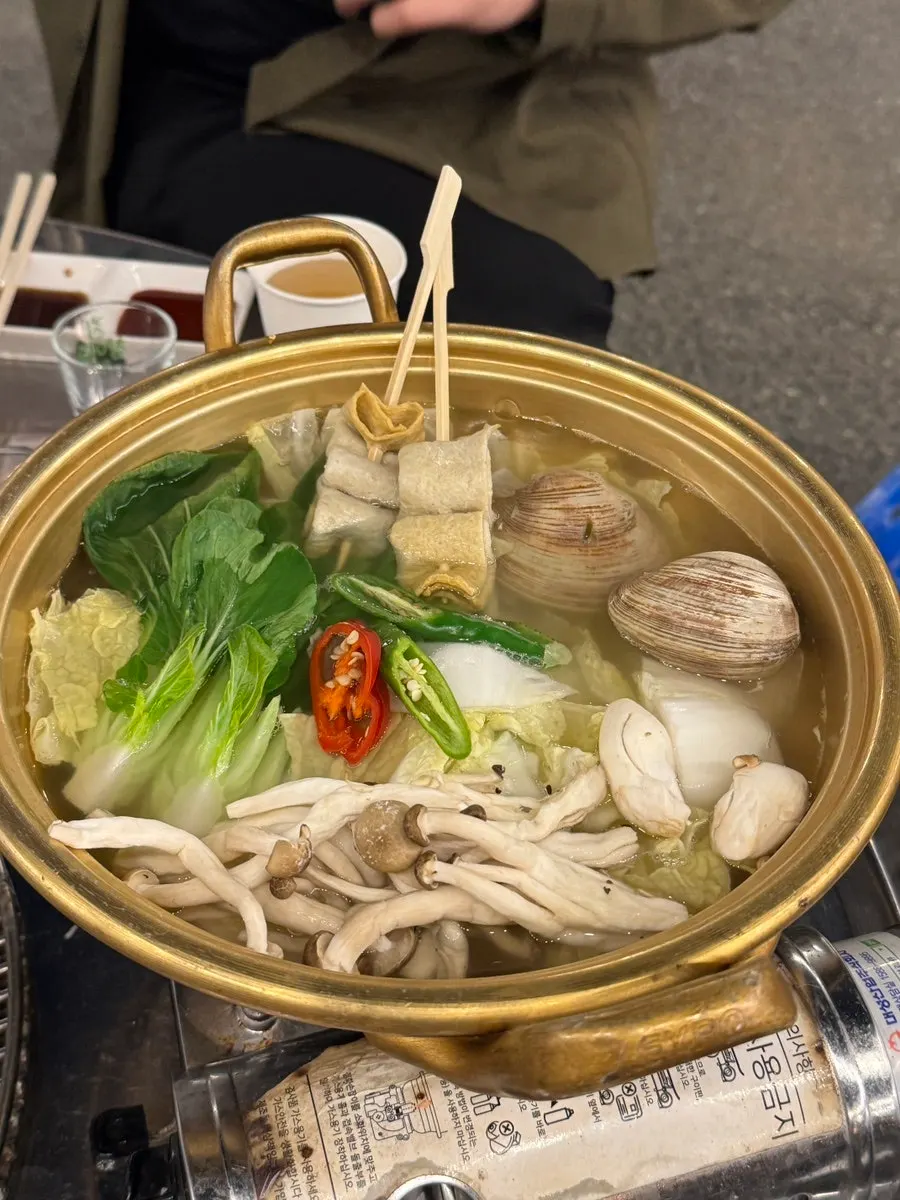 기본으로 나온 샤브샤브 칼국수 냄비