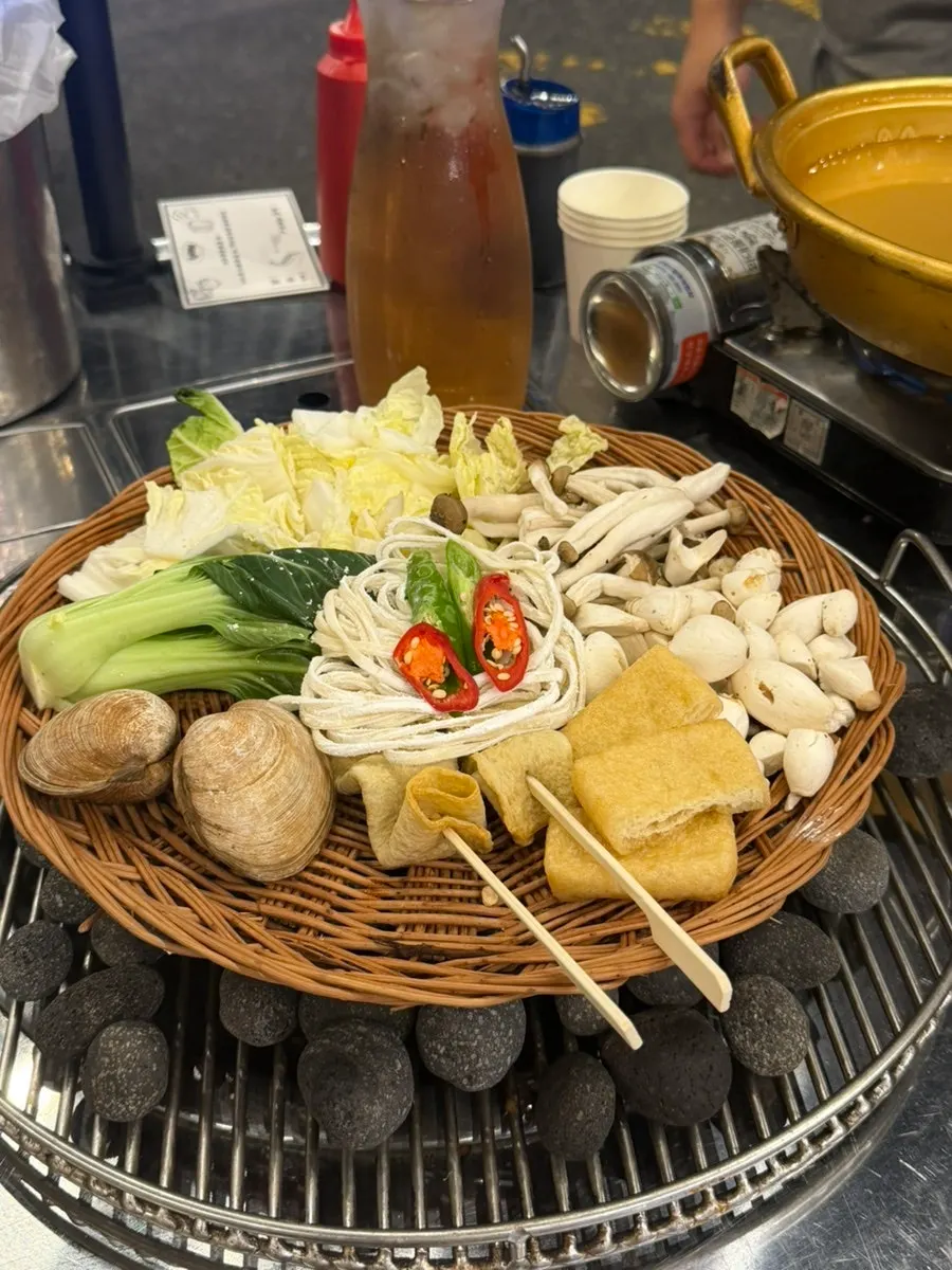 Ingredients laid out for the complimentary fish-cake clam soup