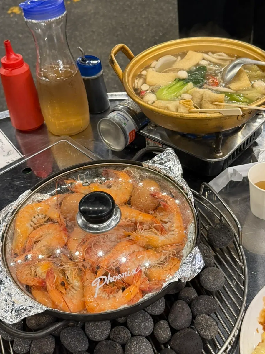Raw shrimp cooking on heated stones