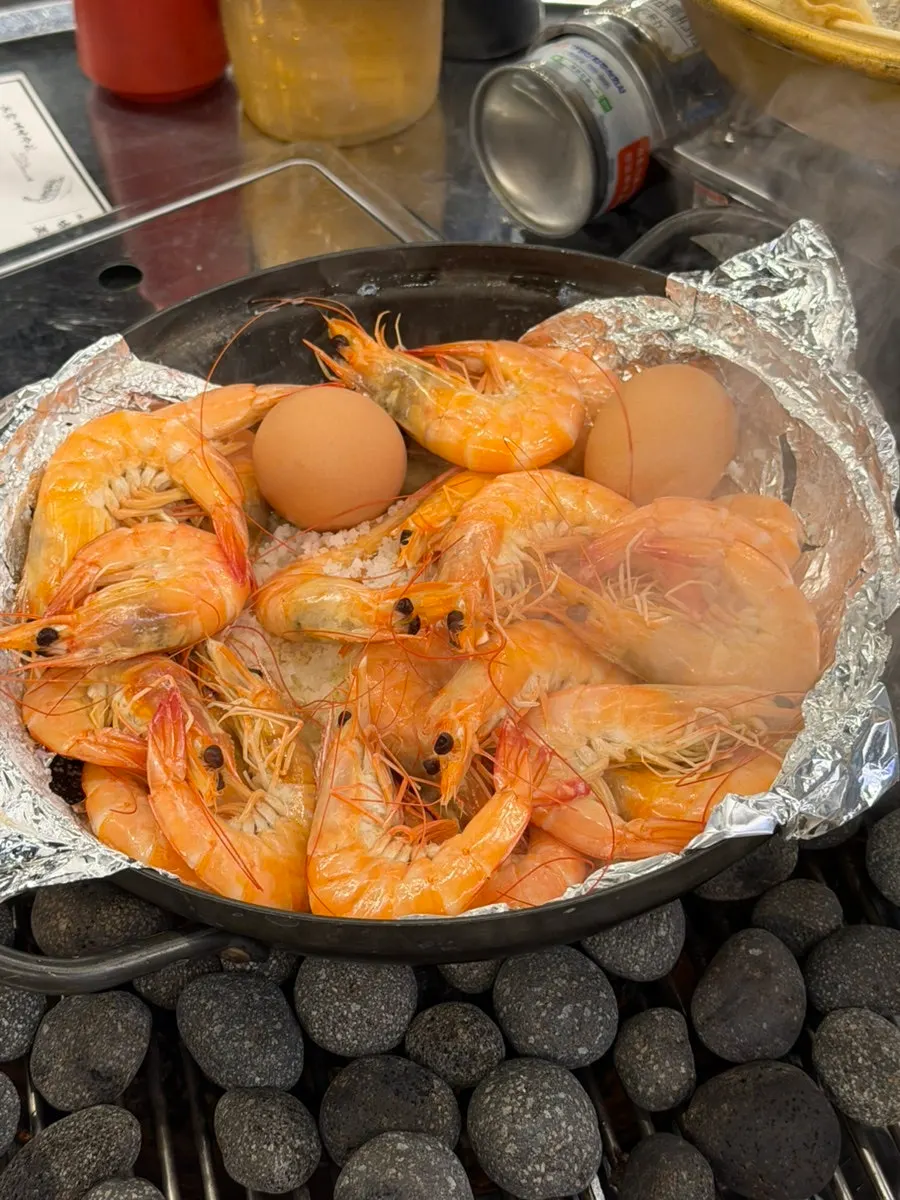 Eggs grilled together with the shrimp