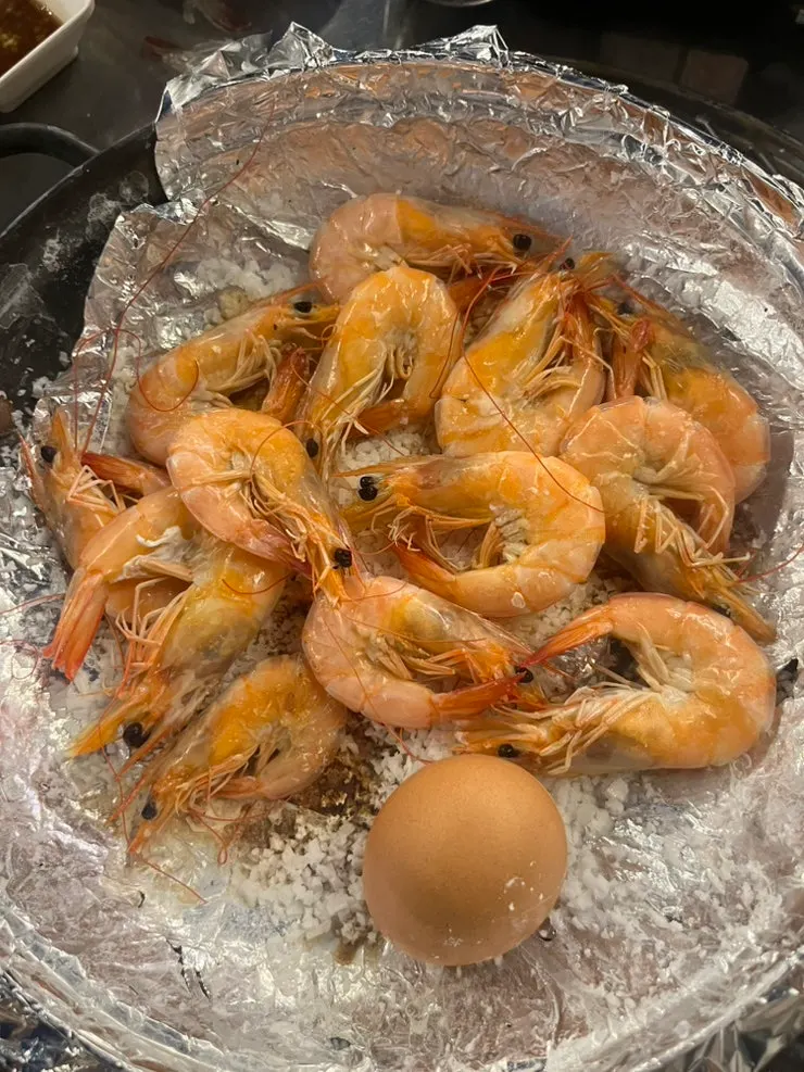Shrimp grilling on the grill plate