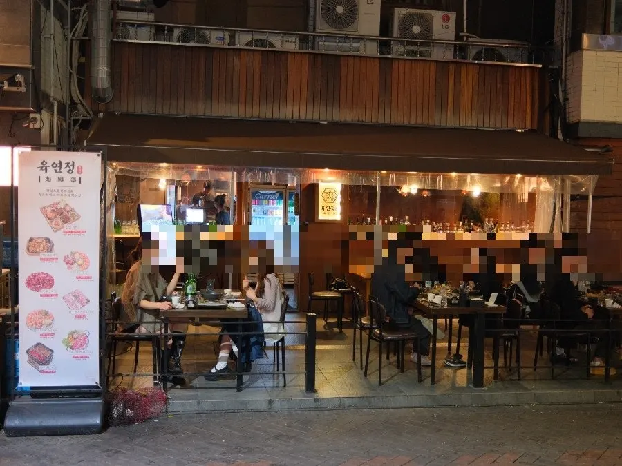 천막을 걷어 올린 육연정 교동점 테라스 야장 좌석