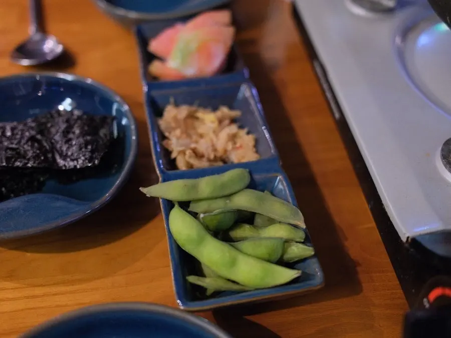 완두콩과 볶음김치, 토마토로 구성된 기본안주