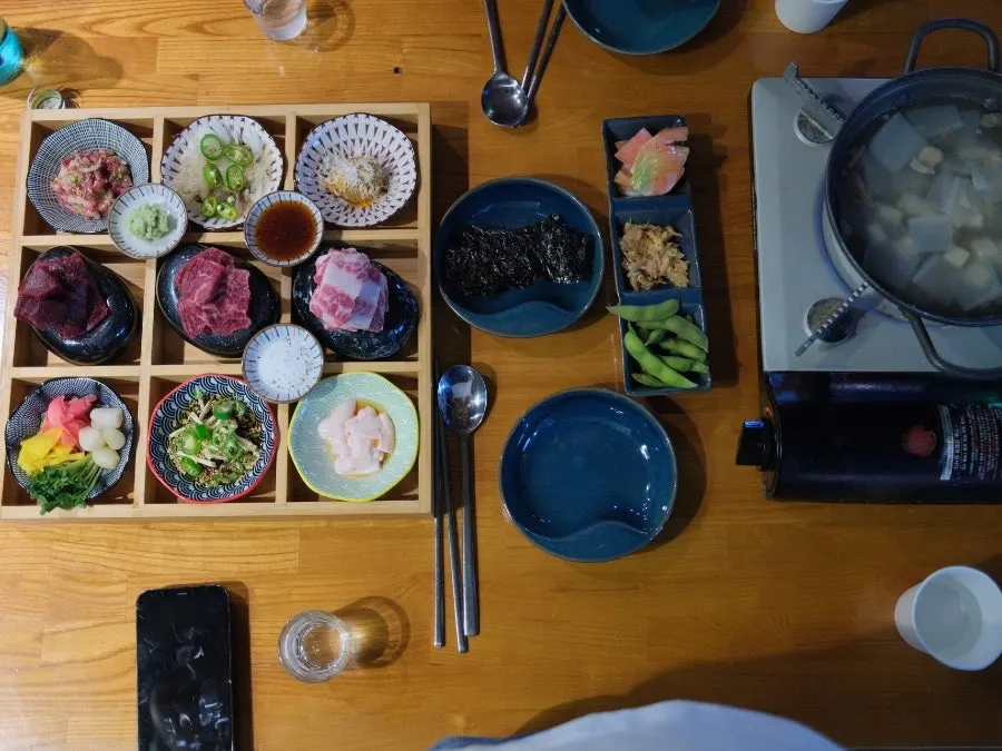 테이블에 차려진 뭉티기 한판세트 전체 상차림