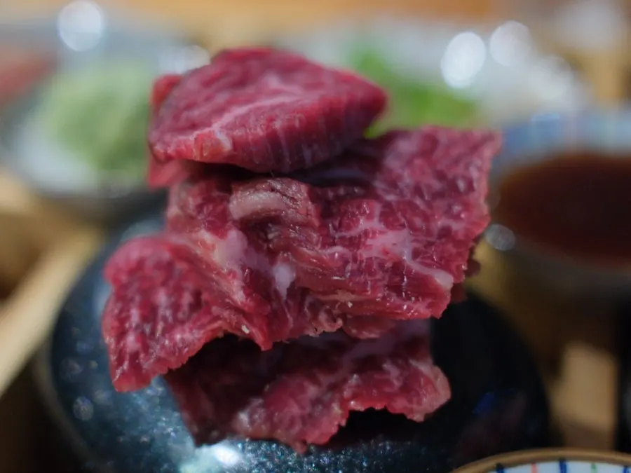 붉은 마블링이 보이는 한우 생치마살