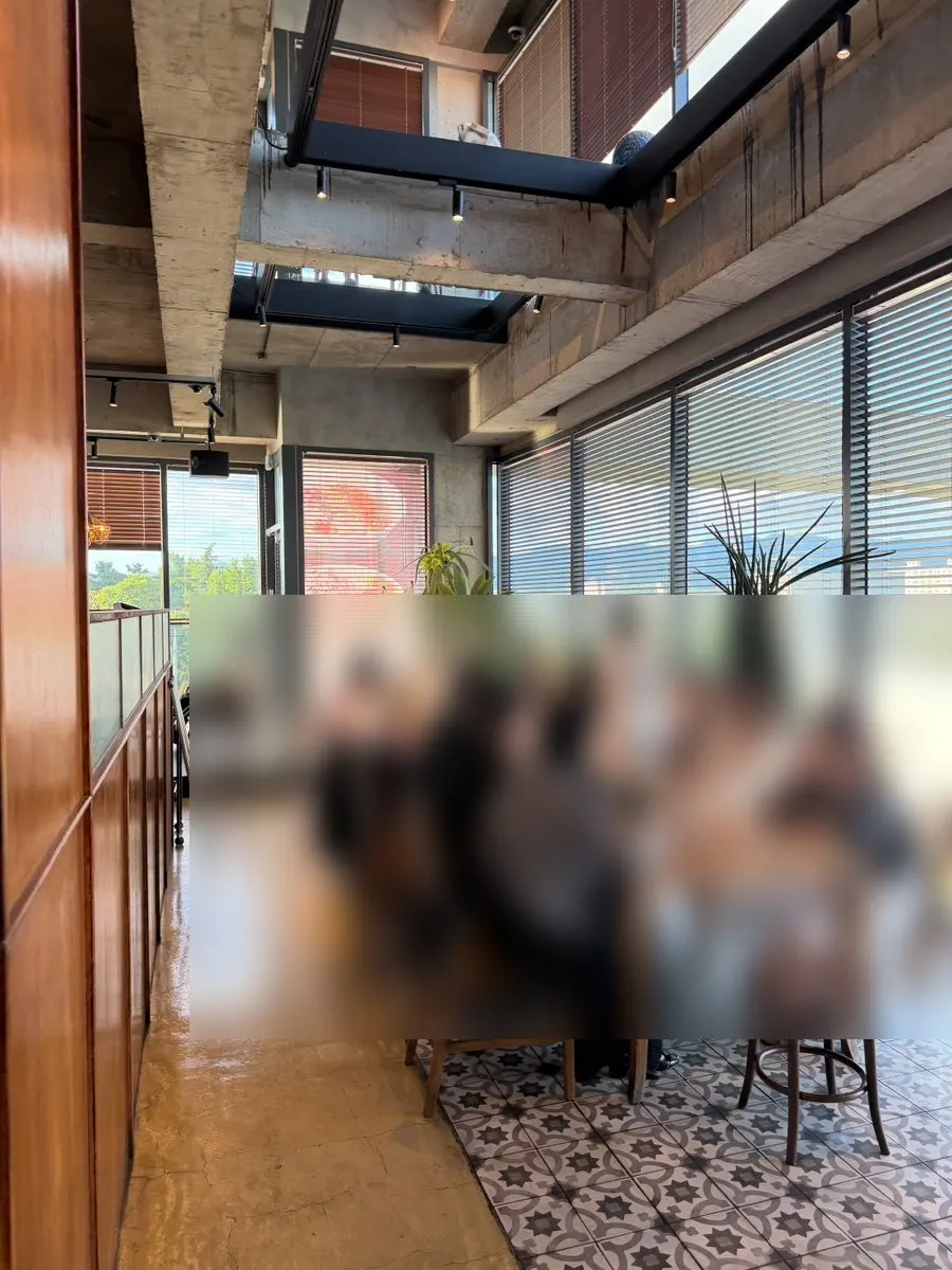 우드톤 카페 인테리어 공간