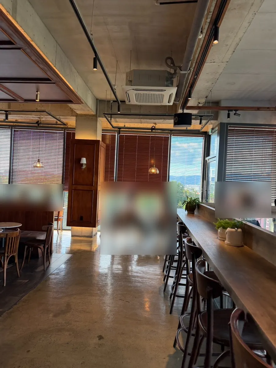 카페 3층 좌석 공간