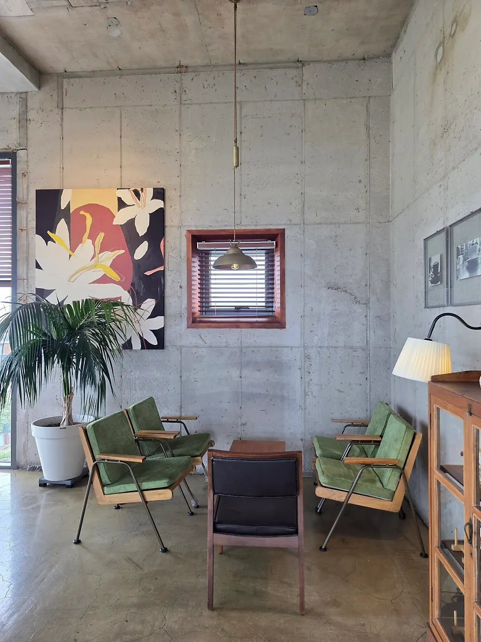 First-floor parking lot of the café
