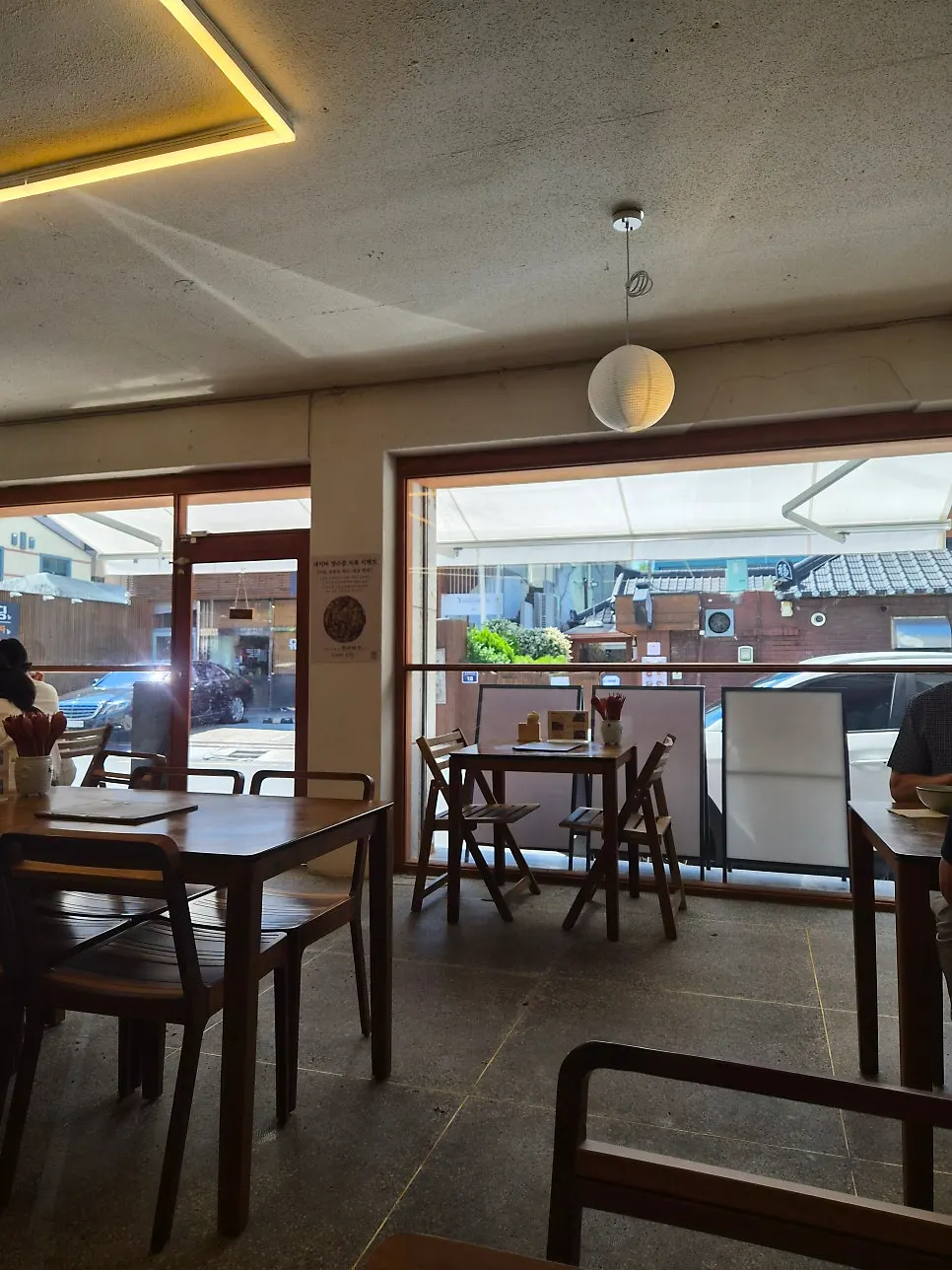Calm dining space at Hyangtaek Daebong Branch
